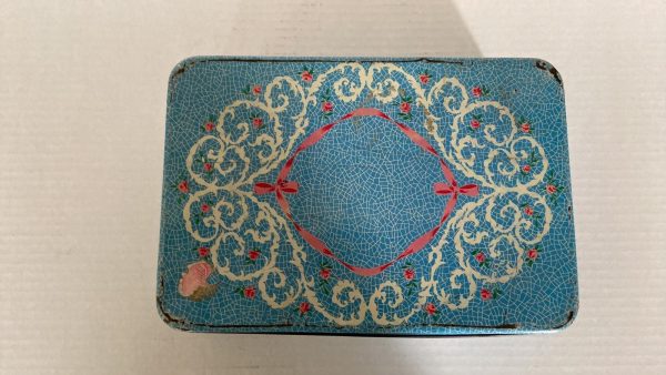 Vintage Shabby Chic Tin - Image 4