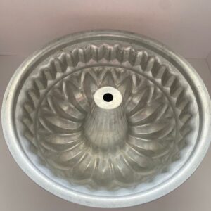 Vintage Lge Bundt Tin